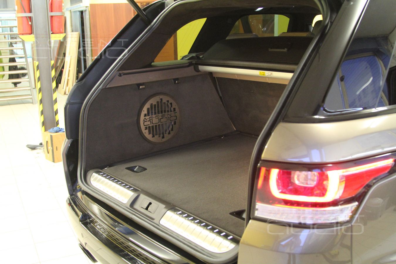 Сабвуфер Peerless XXLS-P835016 и его интеграция в RangeRover Sport