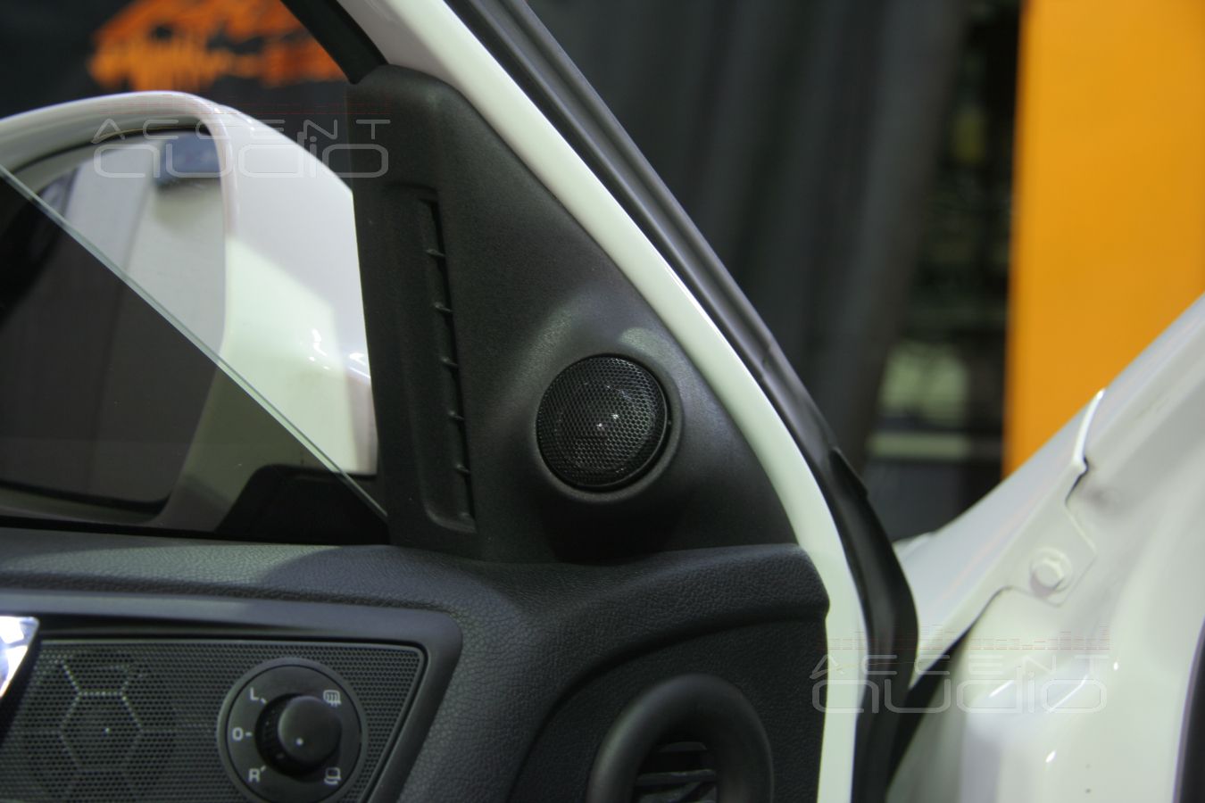 Установка твитеров (пищалок), изготовление подиумов