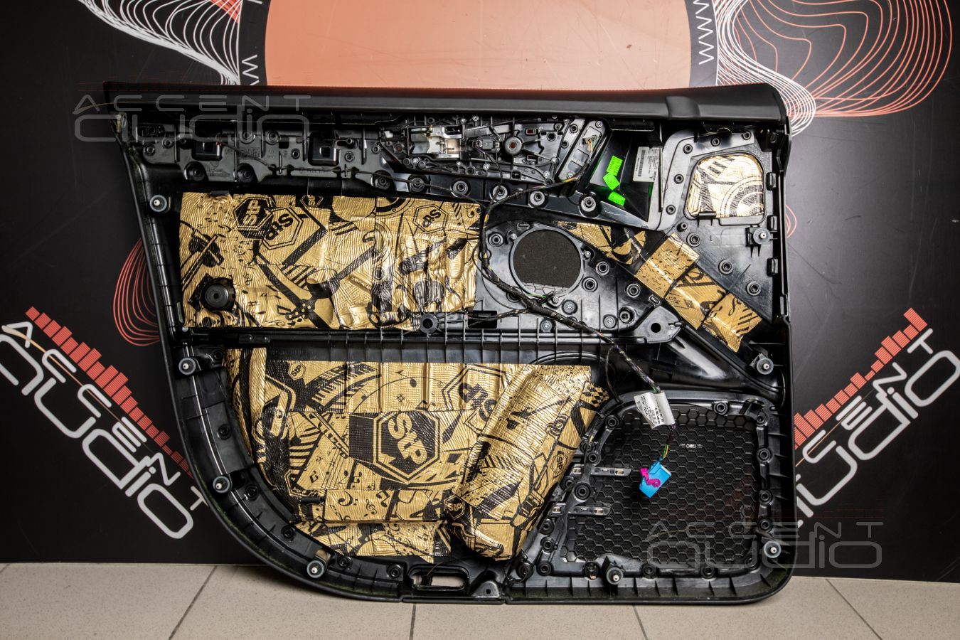 Аудиоподготовка дверей и установка мидбасов ScanSpeak 18W в Porsche Cayenne