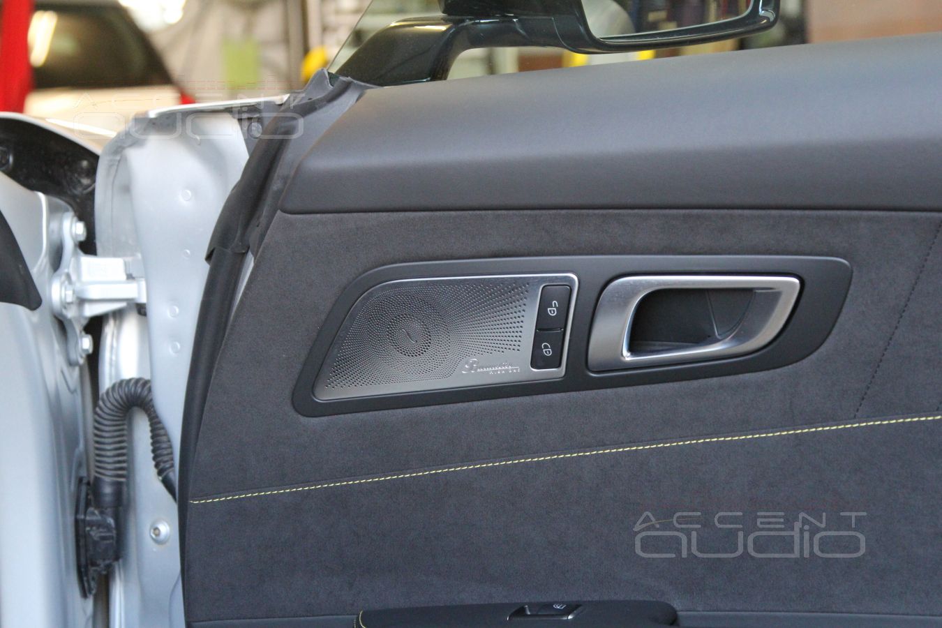 Установка новых среднечастотных динамиков Brax в штатные места Mercedes-Benz GT