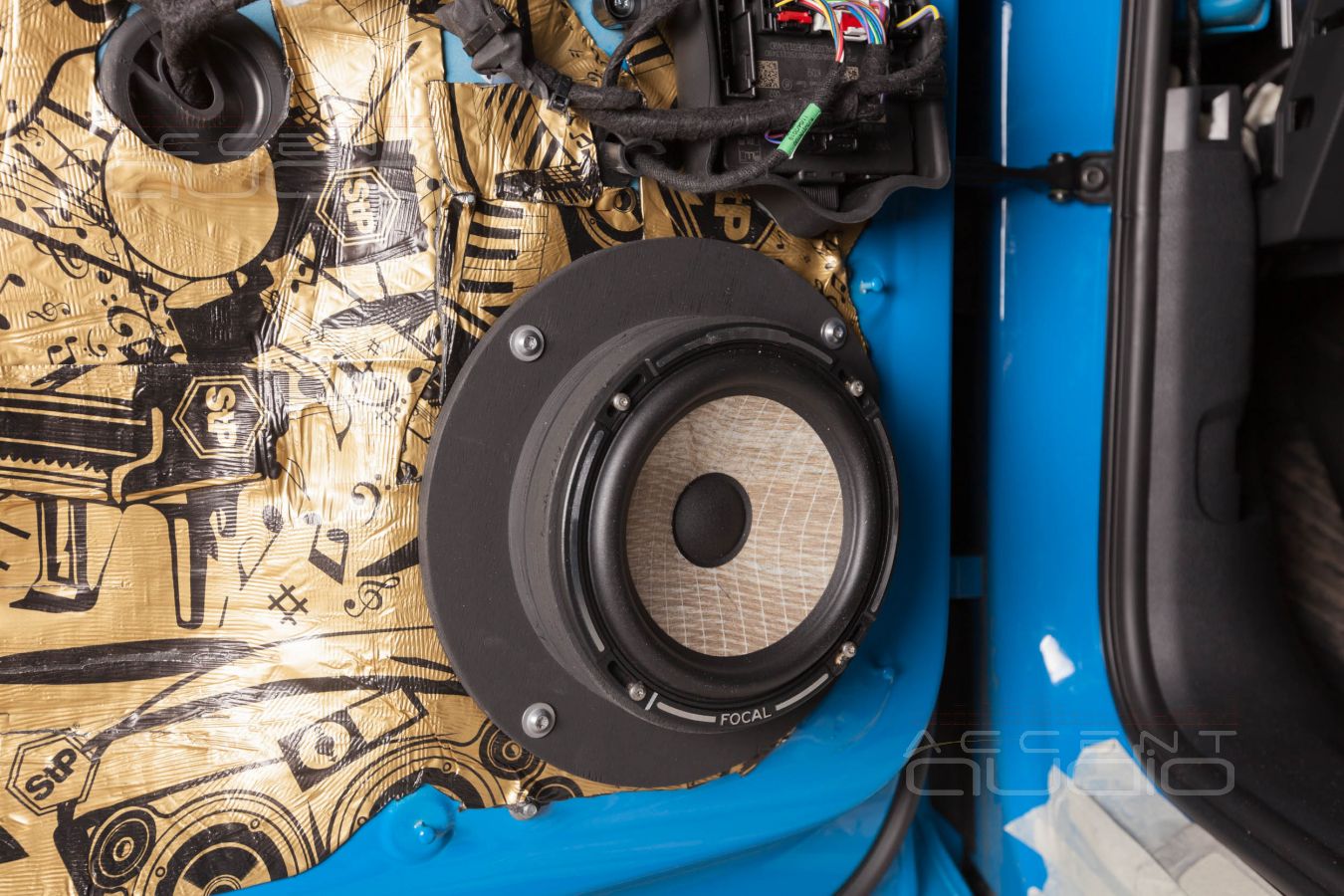 Установка новой акустики в Audi Q3: аудиоподготовка дверей и Focal Flax