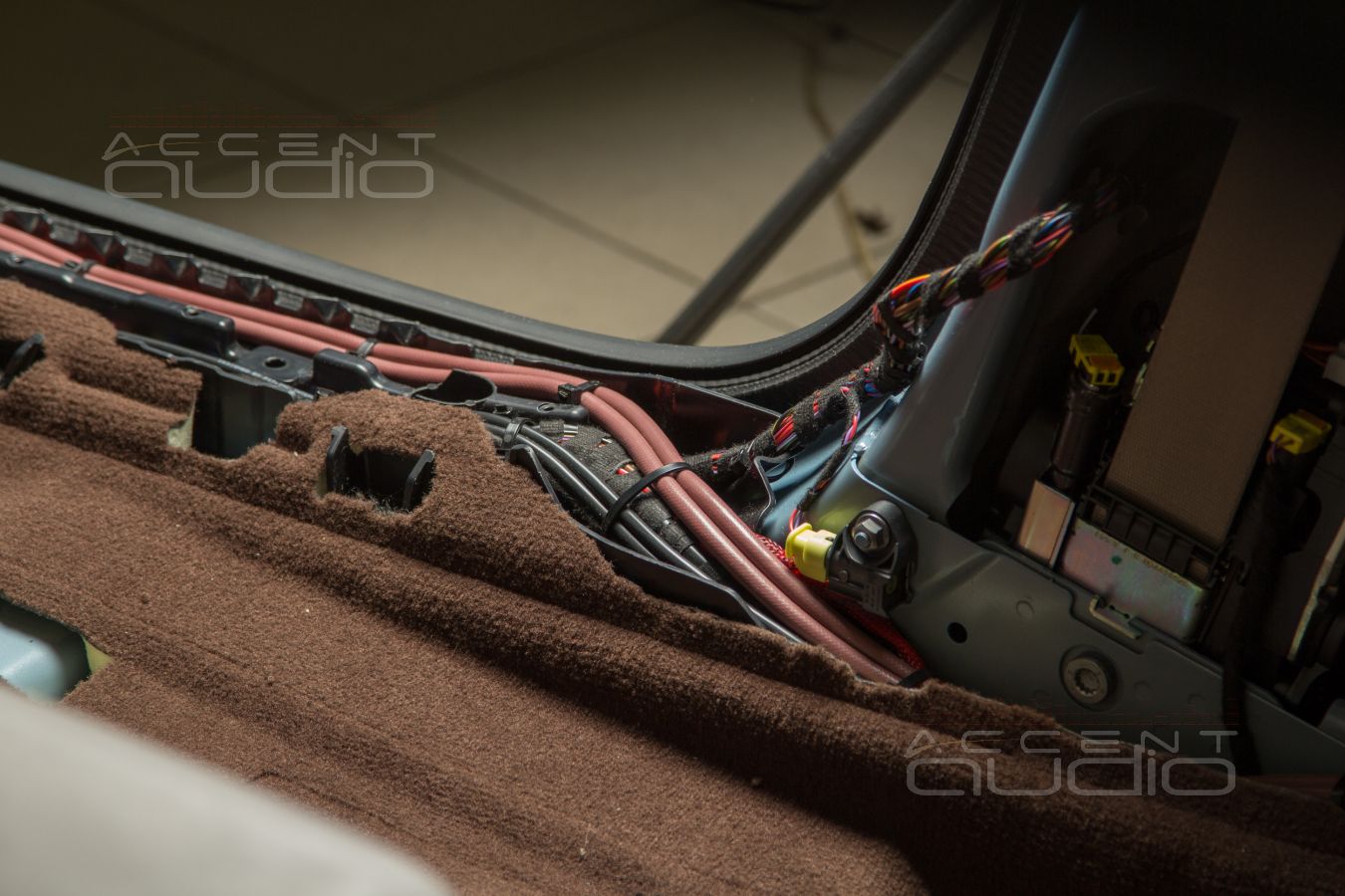 Заводской монтаж процессорного усилителя Helix в Porsche Taycan Turbo S