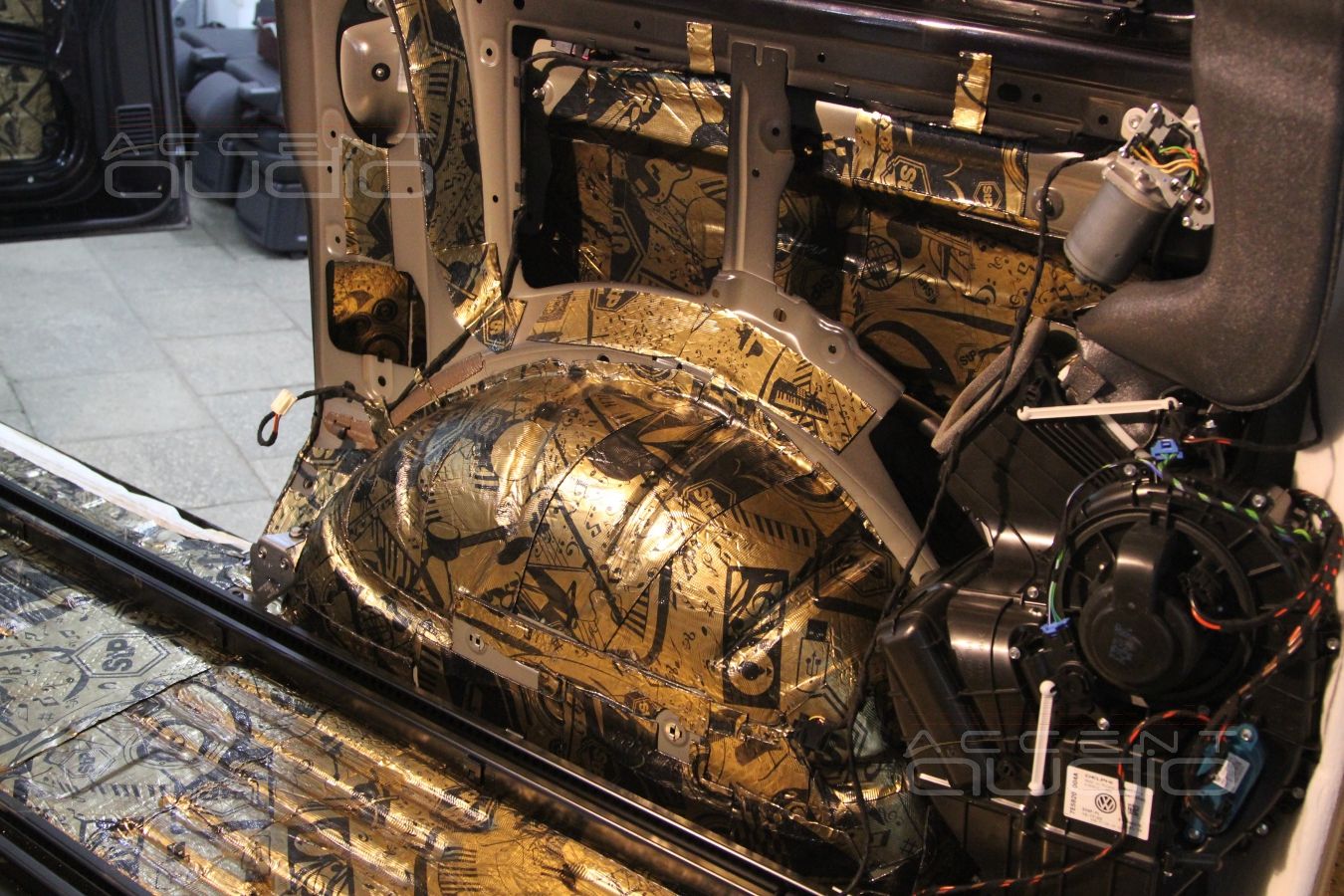 Установка акустики в Volkswagen Multivan