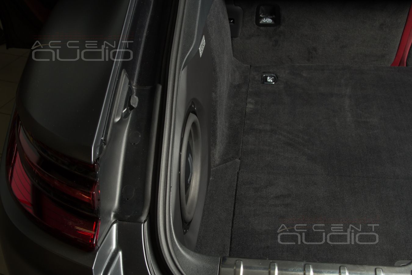 Мучительно-великолепный, злой и суровый сабвуфер-стелс JLAudio для Panamera