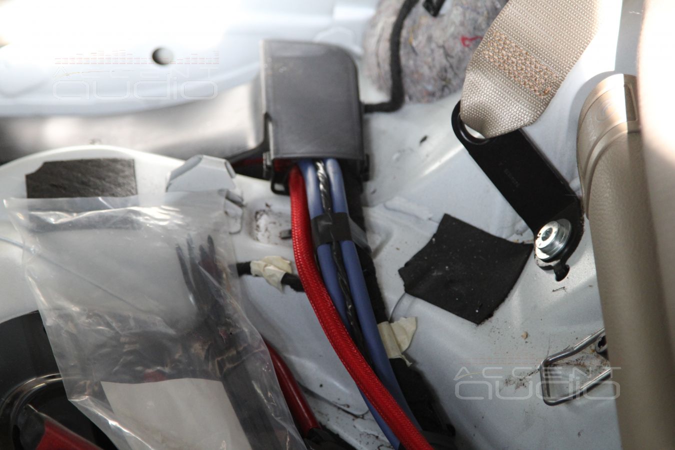 Акустическая и силовая проводка в Mercedes GLK