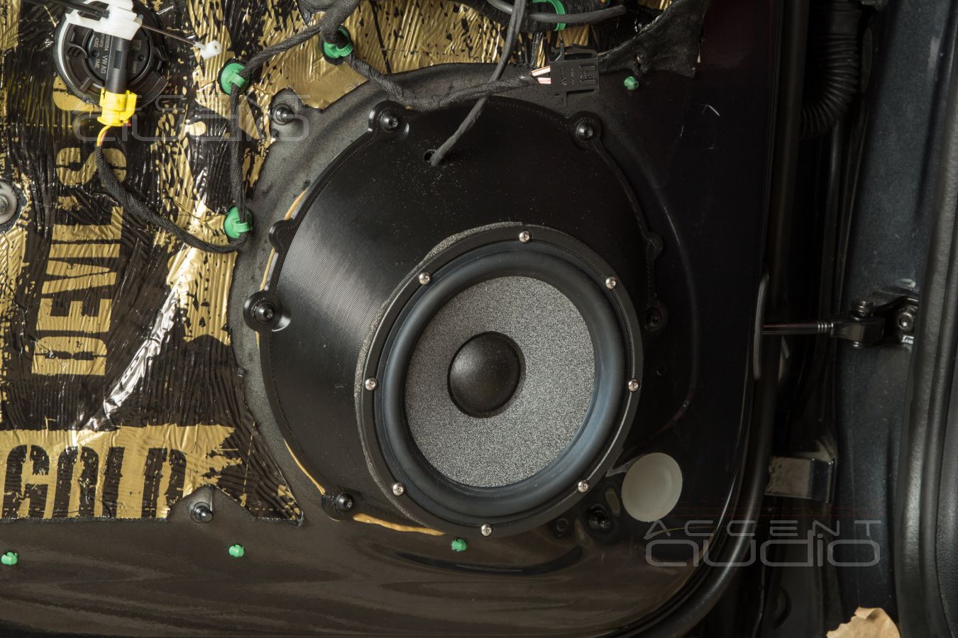 Установка мидбасовых Brax GL6 и аудиоподготовка дверей Porsche Panamera