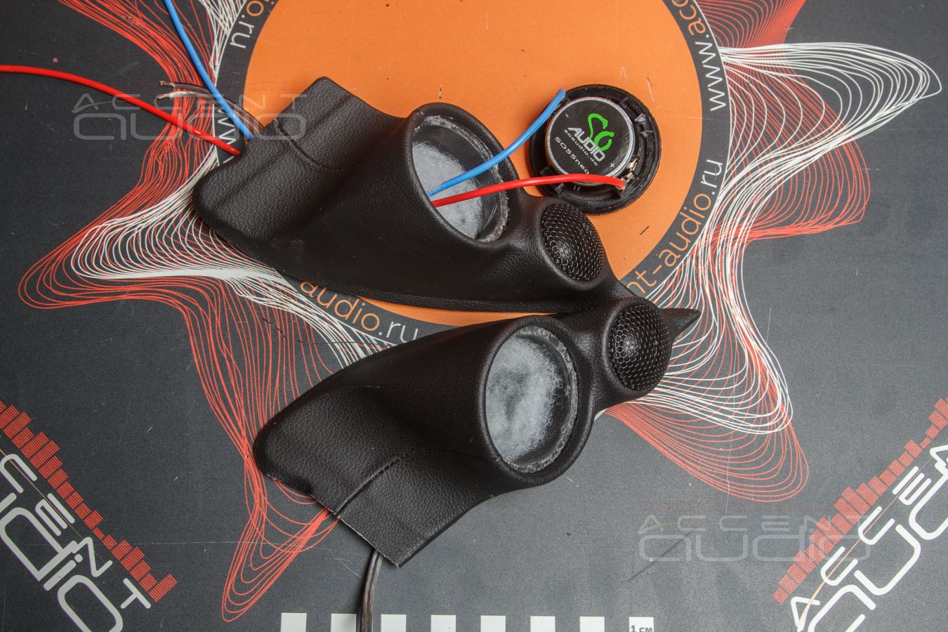 Комплект из двух подиумов для установки высокочастотных и широкополосных излучателей в VW Tiguan 2020-2024.