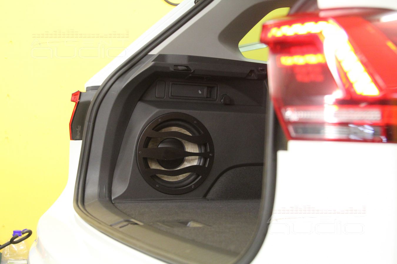 Встроенный сабвуфер в новом Тигуане