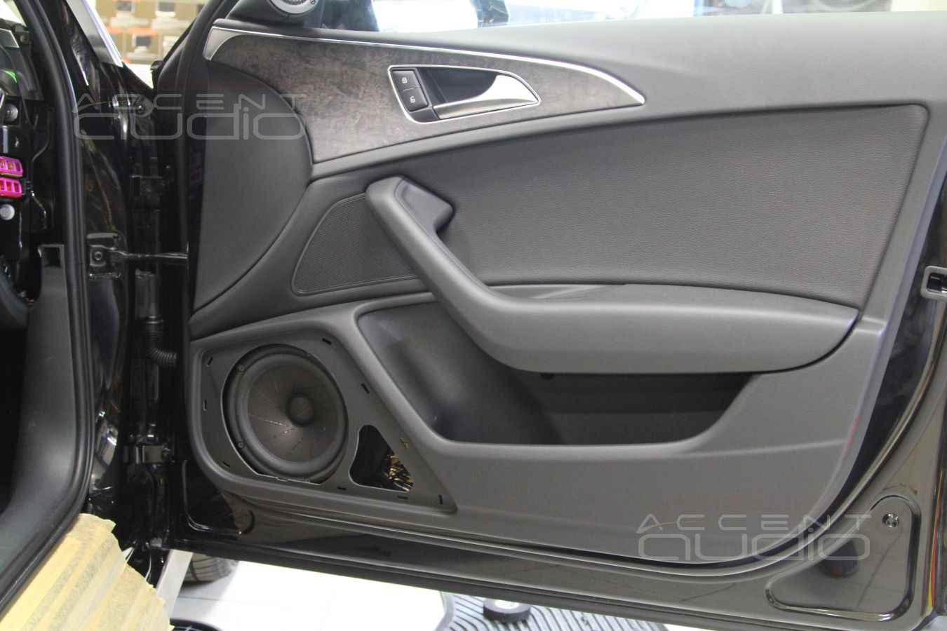 Установка мидбасовых излучателей Scan-Speak Revelator 18W/4531G00 