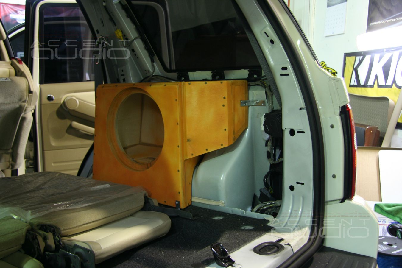 Установка усилителя и сабвуфера в старый Explorer