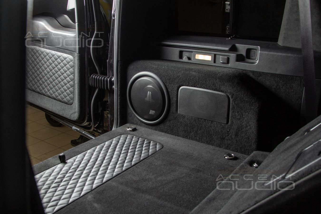 Не подделка, а настоящий встроенный сабвуфер JLAudio для Gelandewagen
