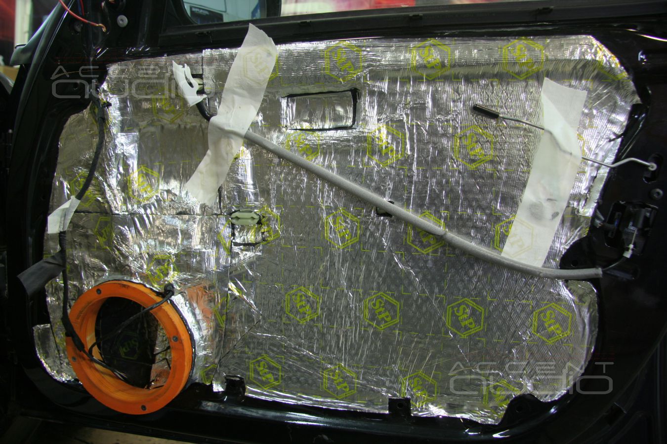 Аудиоподготовка и шумоизоляция дверей в BMW 330i E90