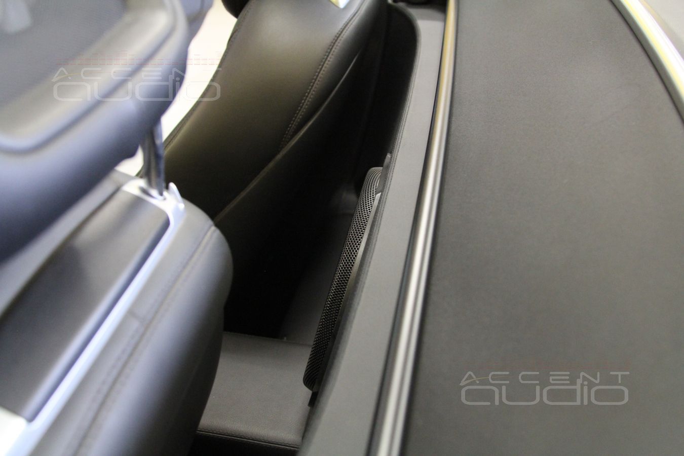 Сабвуфер – элемент интерьера, с крышей или без неё