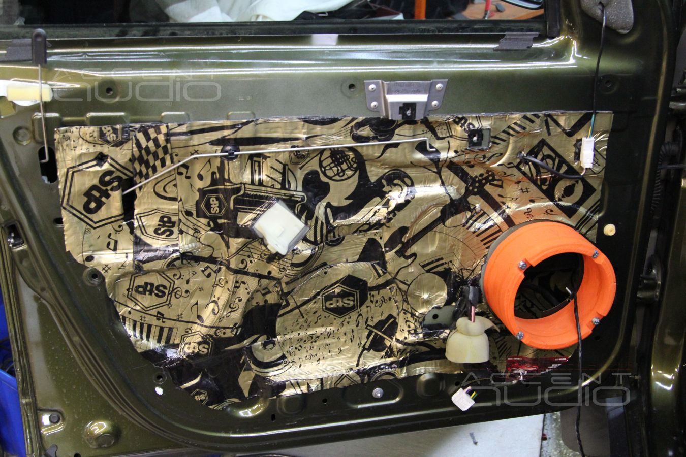 Выполняем обязательную виброизоляцию дверей Renault