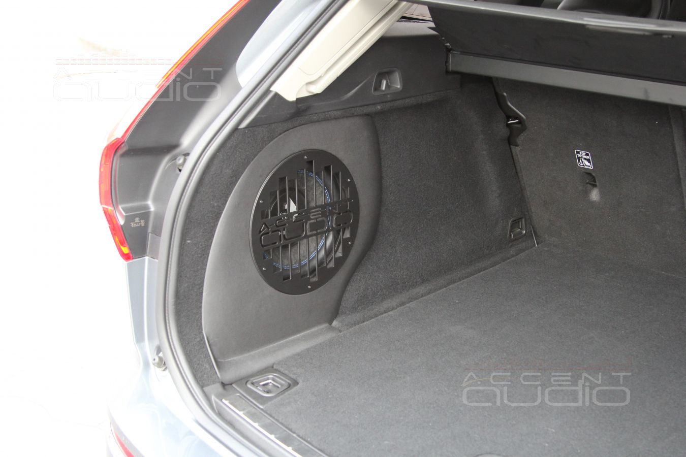 Настоящий сабвуфер-стелс специально для Volvo XC60 2019