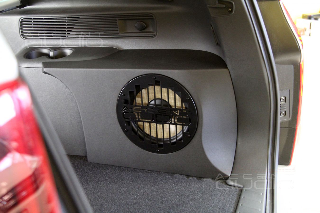 Встроенный сабвуфер-стелс для Mitsubishi Pajero Sport в дизельной версии с печкой