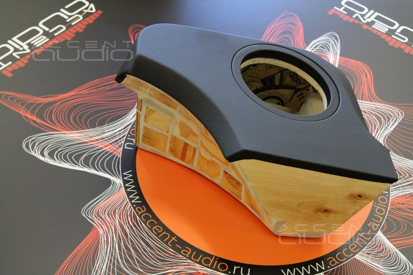 Встроенный сабвуфер-стелс в Honda CRV