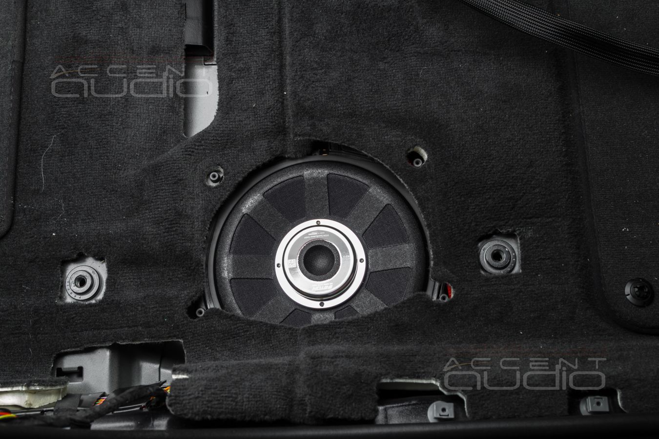 Штатная установка подсидельных вуферов Eton в BMW 540i