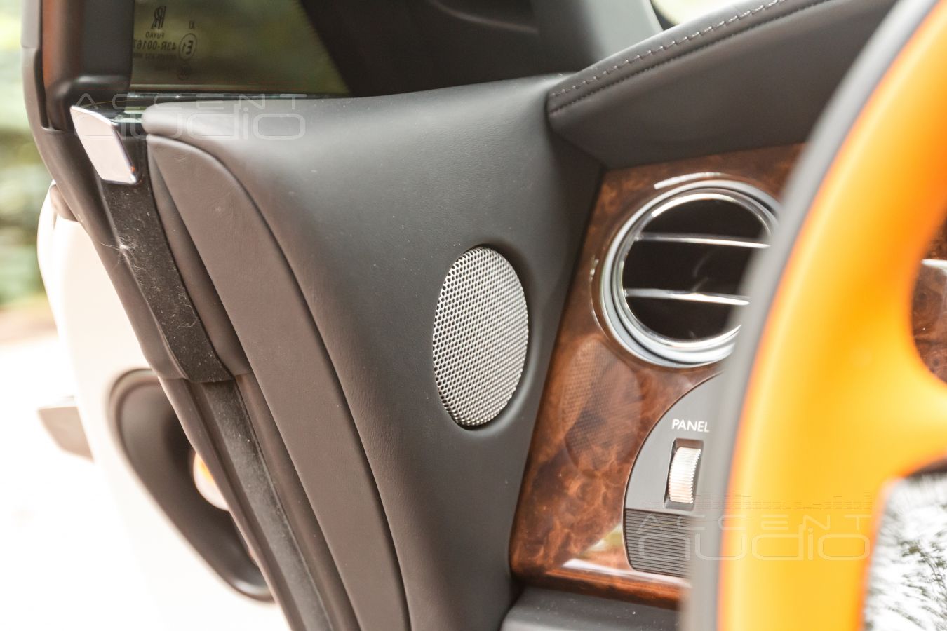 Все по штату: твитеры SOAudio и среднечастотники BLAM в штатных местах Rolls Royce Wraith