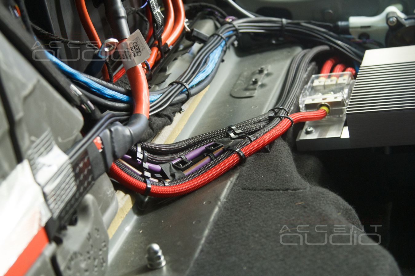 Установка усилителей Ground Zero, JLAudio и аудиопроцессора Helix с полной интеграцией в RS6 !