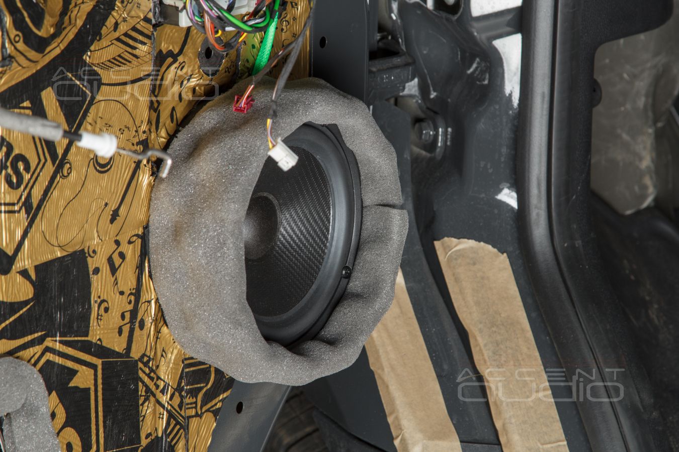 Жесткая аудиоподготовка дверей и установка мидбасовых динамиков SOAudio 165\38