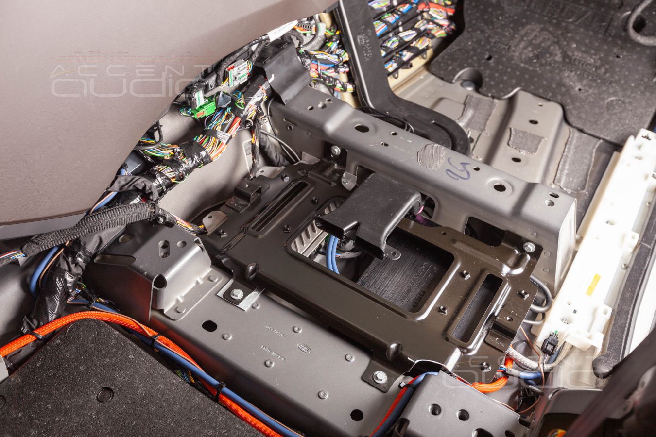 Установка процессорного усилителя Helix в новый Range Rover Sport