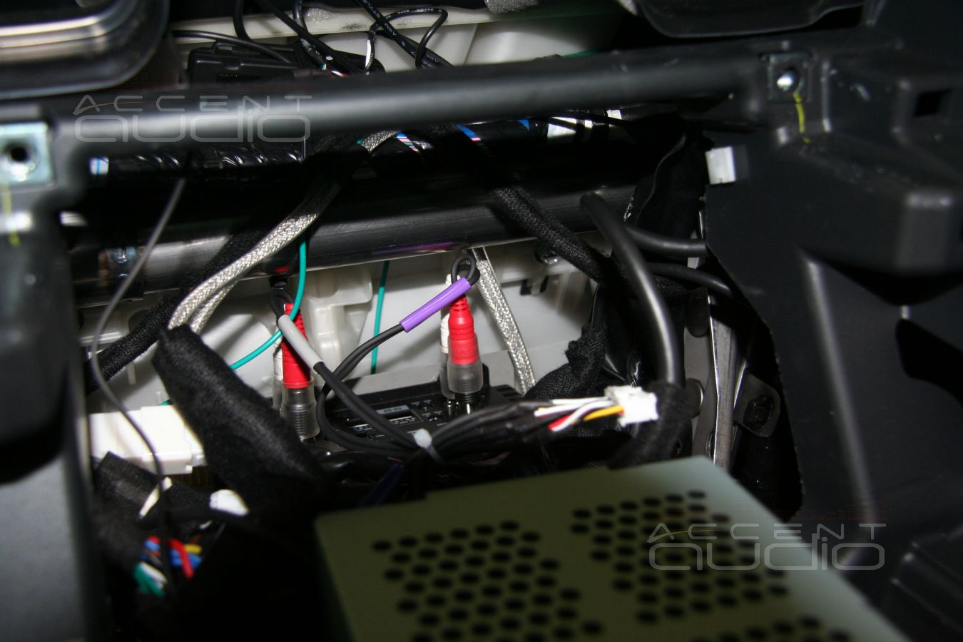 Продуманная интеграция: встроенный сабвуфер, аудиоподготовка, ивертор в Toyota Highlander