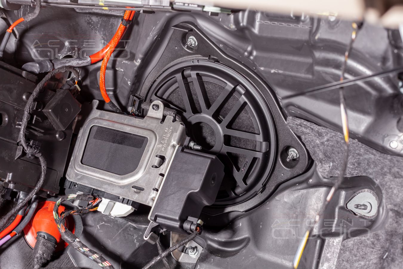 Два больших немецких вуфера против одного маленького китайского: установка Eton UG MB 195 L