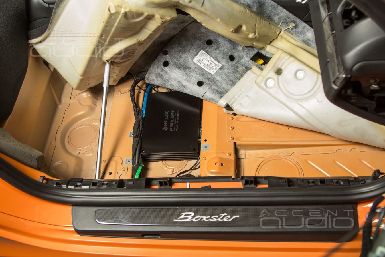 Уютное подполье Porsche Boxter для усилителя Helix PSix