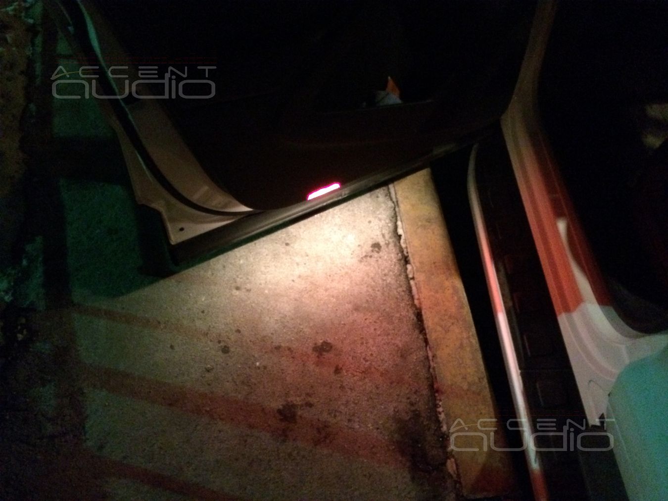 Volkswagen Tiguan: подсветка в дверях. Меняем отражатели на плафоны.