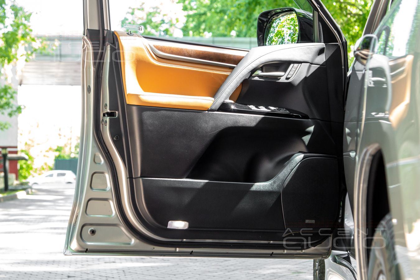 Новые мидбасовые динамики SOAudio 165\38 в передних и задних дверях Lexus LX 570