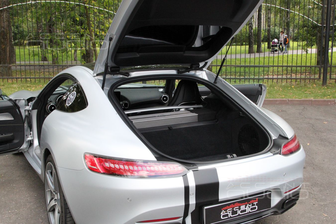 НЕ скрытая установка шестиканального усилителя Zapco в Mercedes-Benz GT