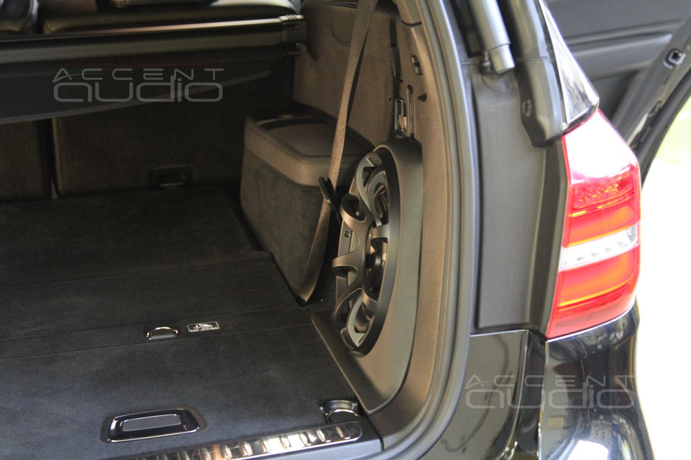 Встроенный Cабвуфер JLAudio 10TW3 в Mercedes-Benz GLS