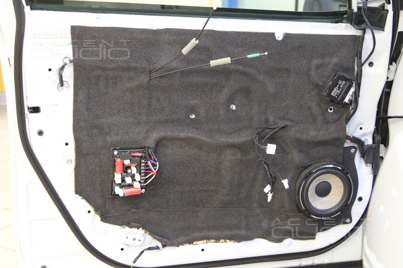 Установка трехкомпонентной акустики Focal 