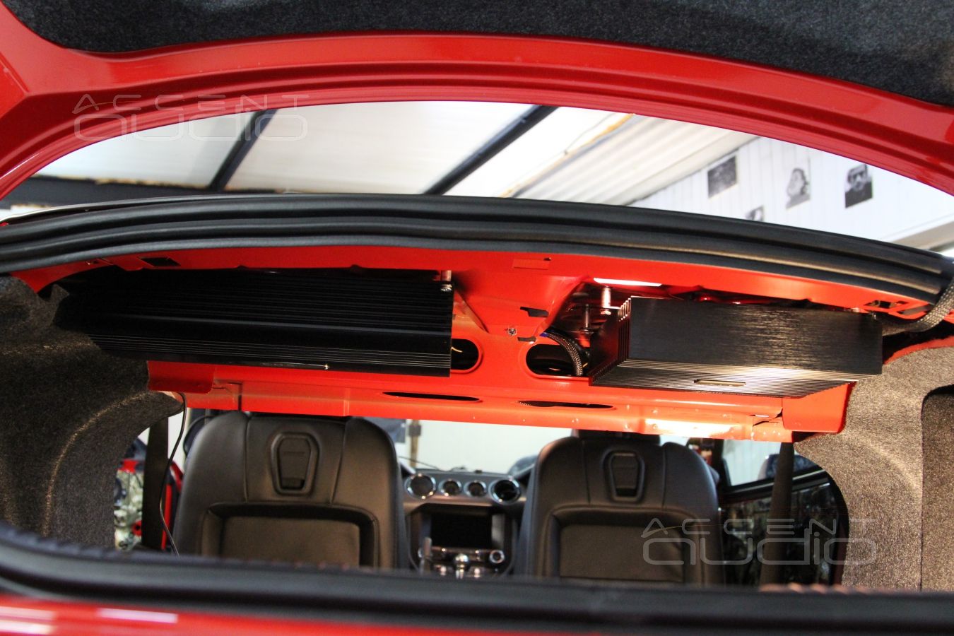 Процесс установки новой акустической системы Ford Mustang