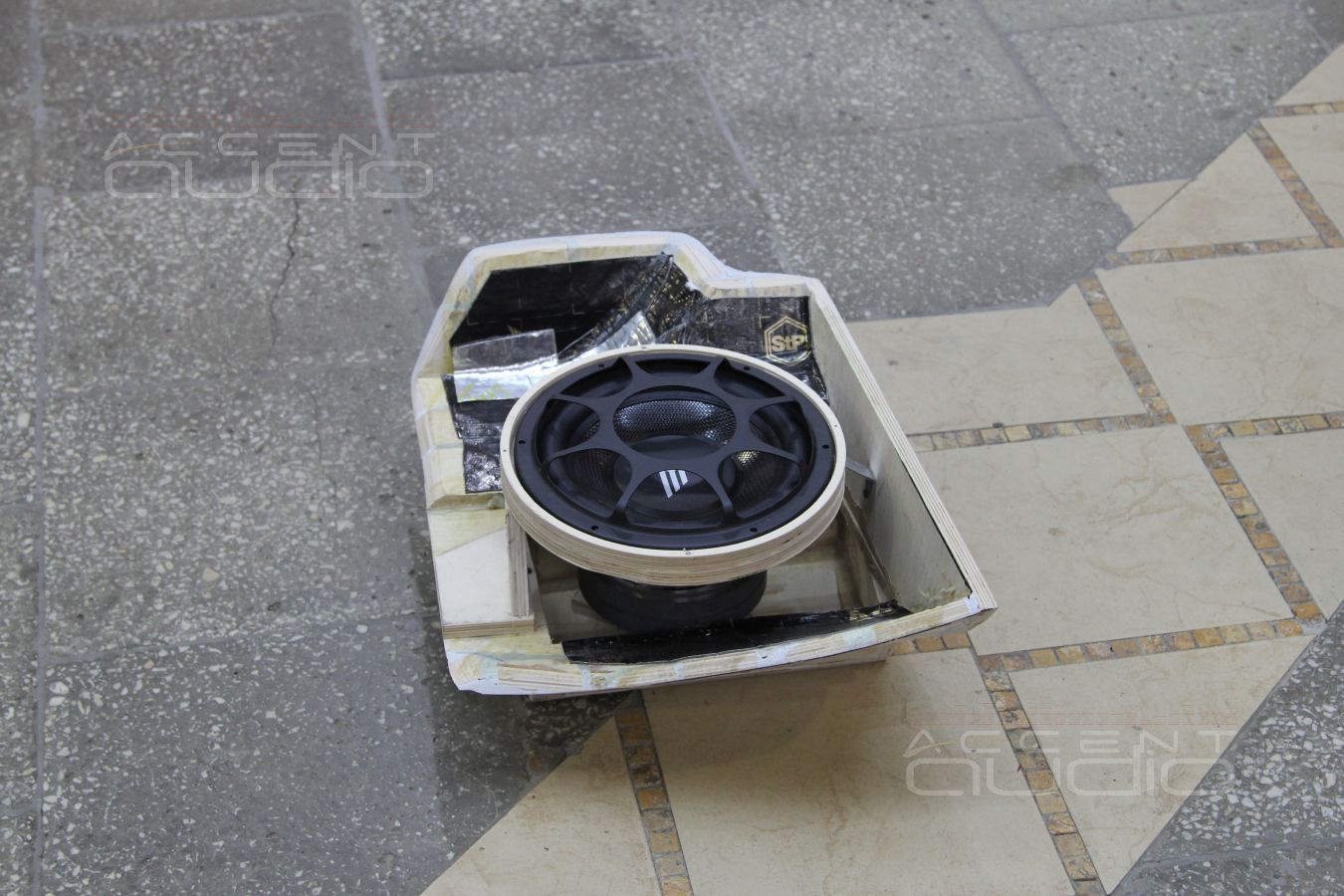 Встроенный сабвуфер в Mercedes GLK