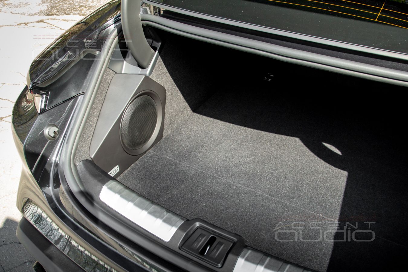 Встроенный сабвуфер-стелс для Porsche Taycan: возможно и очень эффективно !