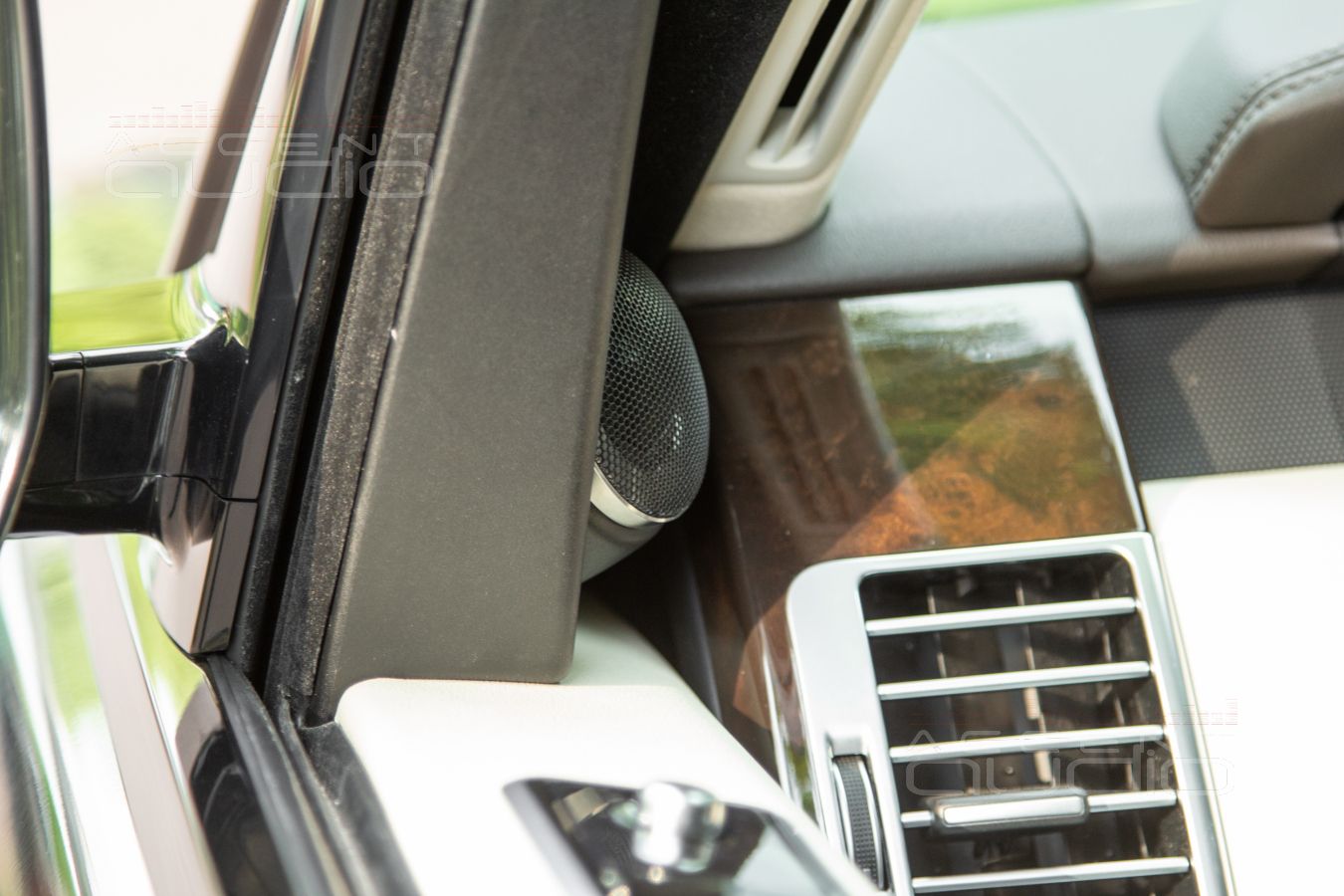 Новые высокочастотные излучатели Brax ML1 в интерьере Range Rover