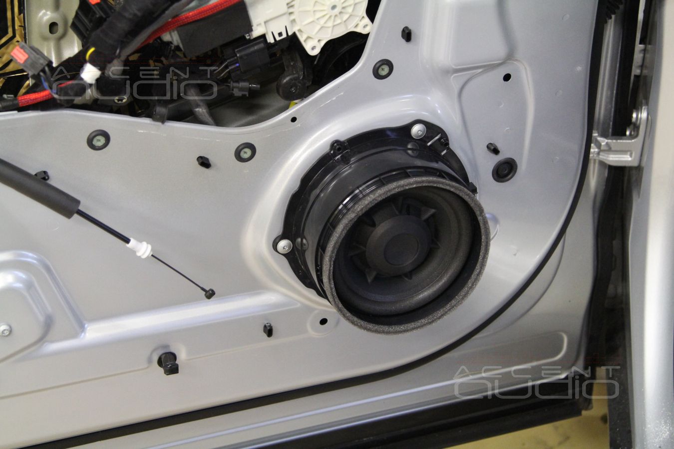 Разбираемся с заводскими системами в разных комплектациях Range Rover Velar