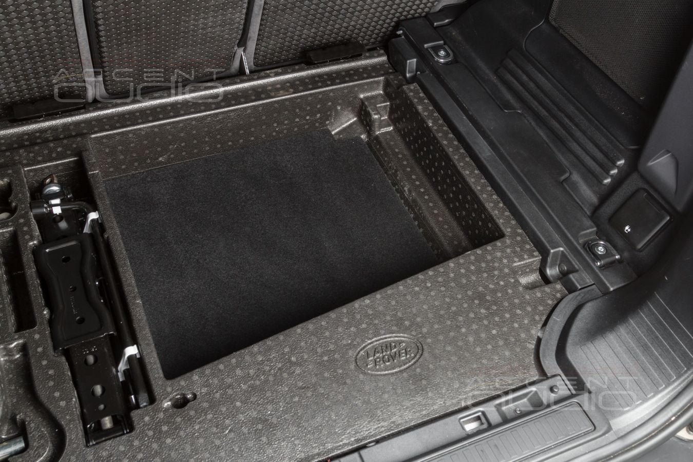 Скрытый монтаж лучших немецких усилителей и аудиопроцессора Helix в LandRover Defender