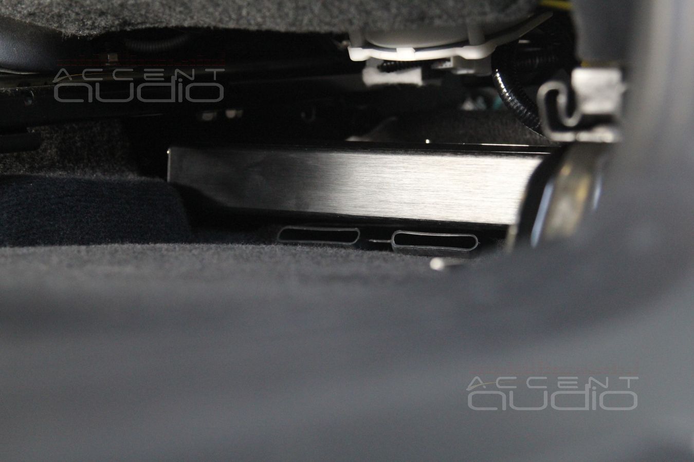 Усилители E.O.S AE-475 LE и E.O.S AE-4100 под сидениями Toyota Prado 150