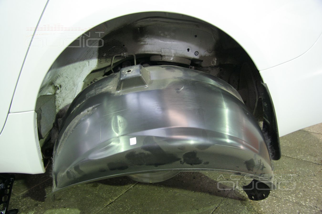 Шумоизоляция колесных арок на Jaguar XF