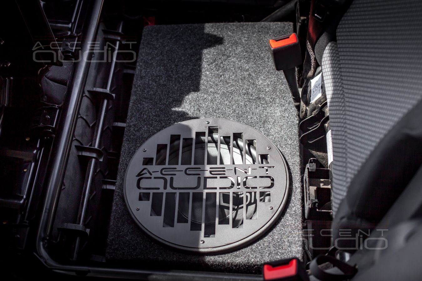 Сабвуфер под сидением – это круто ?