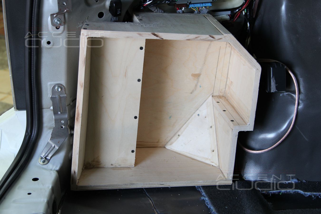 Сабвуфер-стелс в Honda Pilot White Edition