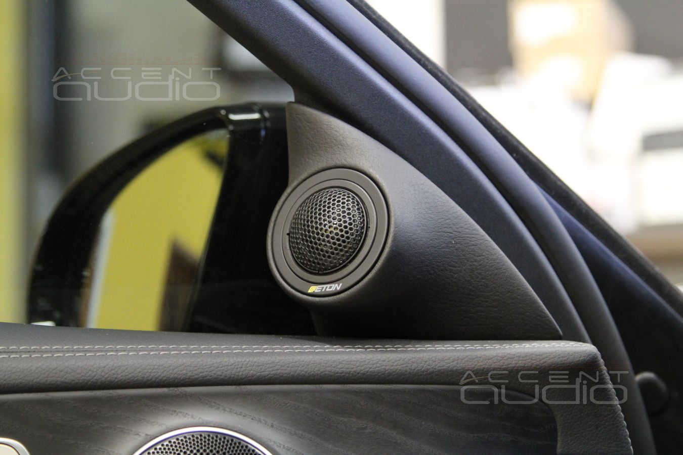 Подиумы под твитеры Eton, которые могли быть спрятаны, но теперь установлены правильно