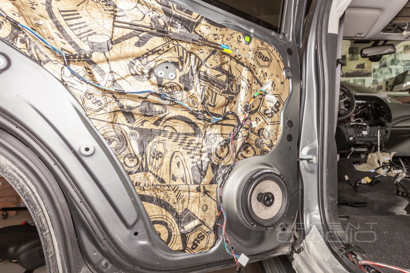 Аудиоподготовка дверей, жесткость и установка акустики Focal Flax в Mitsubishi Pajero Sport