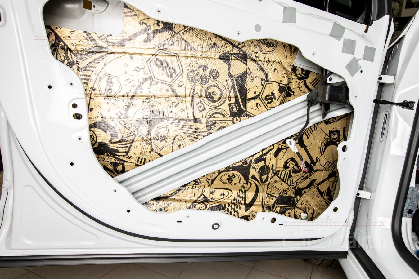 Аудиоподготовка дверей и установка мидбасов ScanSpeak 18W в Porsche Cayenne