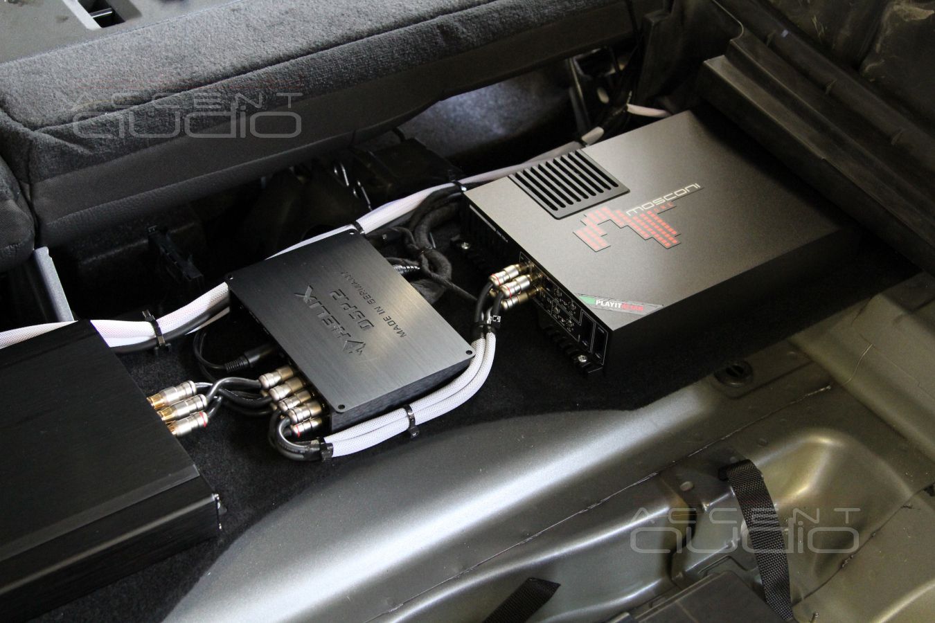 Установка аудиопроцессора Helix, усилителей E.O.S и Mosconi в Volvo XC 60