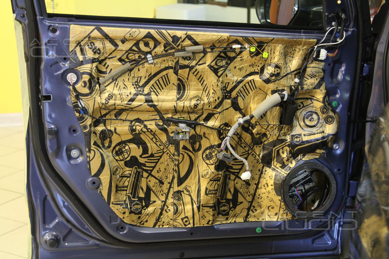 Установка акустики – мидбасы Audison