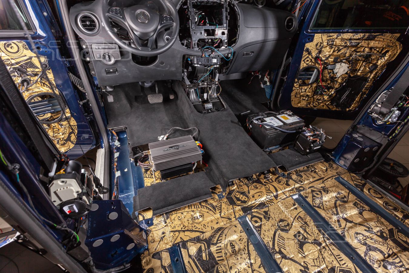 Установка усилителей Helix и Zapco в микроавтобус Mercedes-Benz Vito W447